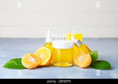 Verschiedene kosmetische Produkte auf farbigen Hintergrund Stockfoto