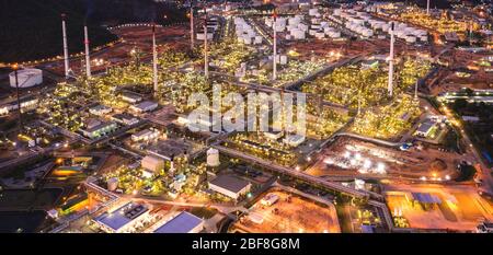 Luftaufnahme der Ölraffinerie-Anlage in der Dämmerung. Raffinerie Industriezone. Rohöl und Gas Raffinerie in Thailand Stockfoto