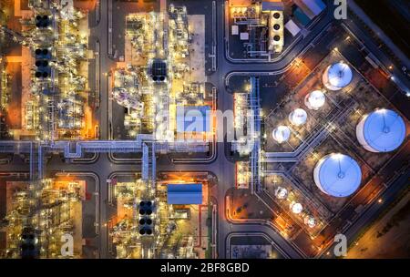 Große Industriegebiete der Ölraffinerie. Kraftstoffraffinerie in der Nacht Stockfoto