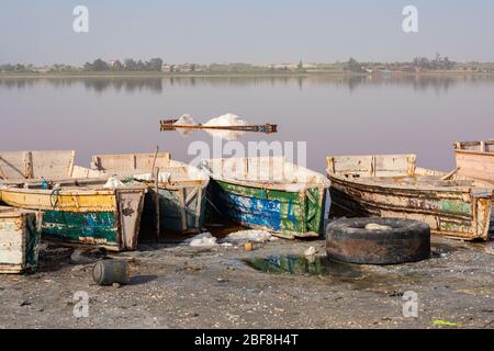 Boote am Lac Rose oder Retba Lake. Dakar. Senegal. Westafrika. UNESCO-Weltkulturerbe. Stockfoto