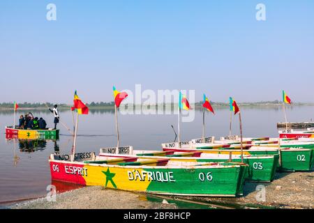 LAC ROSE, SENEGAL - 13. NOVEMBER 2019: Boote am Lac Rose oder Retba See. Dakar. Senegal. Westafrika. UNESCO-Weltkulturerbe. Stockfoto