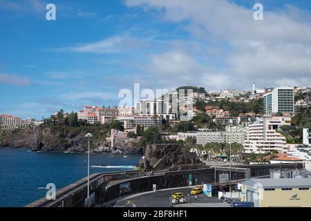 Blick auf den Belmond Reids Palace und andere Hotels vom Hafen in Funchal; Madeira; Stockfoto