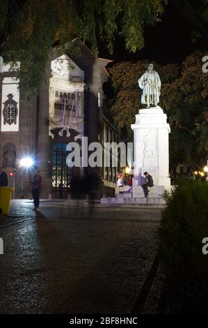 Nachtaufnahme der Bank von Portugal und Statue von Joao Goncalves Zarco, Funchal, Madeira Stockfoto