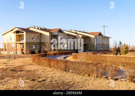 Neues Gebäude in Vorort. Hotel oder Stadthaus in der Natur. Stockfoto