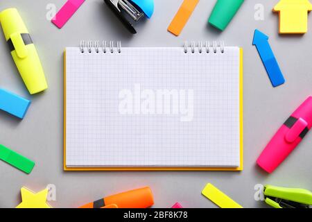Notizbuch mit Schulbedarf auf grauem Hintergrund Stockfoto