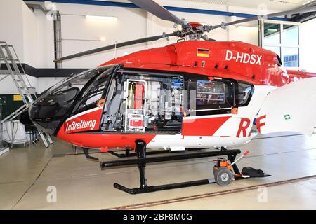 Greifswald, Deutschland. April 2020. Der Rettungshubschrauber vom Typ Airbus Helicopters H145 der Deutschen Rettungsflugwacht (DRF) befindet sich im Hangar auf dem Flugplatz der Luftrettungsstation vor dem Universitätskrankenhaus. Als neuer 'Christoph 47' ersetzt die Maschine den bisherigen Hubschraubertyp. Der neue Hubschrauber soll ab dem 24. April eingesetzt werden. Quelle: Stefan Sauer/dpa/Alamy Live News Stockfoto