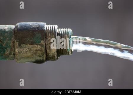 Vorderansicht Nahaufnahme des Wassers, das aus einer Fontänendüse kommt Stockfoto