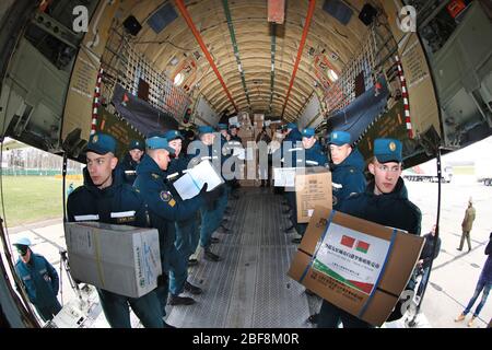 Minsk, Weißrussland. April 2020. Soldaten entladen chinesische humanitäre Hilfe auf einem Flughafen in Minsk, Weißrussland, 17. April 2020. Ein militärisches Transportflugzeug, das mit chinesischer humanitärer Hilfe beladen ist, kam am Freitagmorgen aus Peking an. Der von der belarussischen Botschaft in China organisierte Sonderflug lieferte 32 Tonnen humanitärer Güter nach Belarus, darunter Schnelltestkits, Atemschutzmasken, medizinische Masken, Pulsoximeter, medizinische Schutzanzüge, Brillen, Infrarot-Thermometer und medizinische Einweghandschuhe. Kredit: Henadz Zhenkov/Xinhua/Alamy Live News Stockfoto