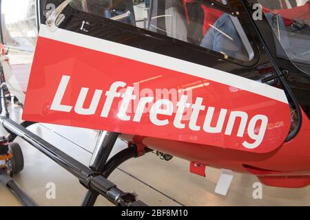 Greifswald, Deutschland. April 2020. Der Rettungshubschrauber vom Typ Airbus Helicopters H145 der Deutschen Rettungsflugwacht (DRF) befindet sich im Hangar auf dem Flugplatz der Luftrettungsstation vor dem Universitätskrankenhaus. Als neuer 'Christoph 47' ersetzt die Maschine den bisherigen Hubschraubertyp. Der neue Hubschrauber soll ab dem 24. April eingesetzt werden. Quelle: Stefan Sauer/dpa/Alamy Live News Stockfoto