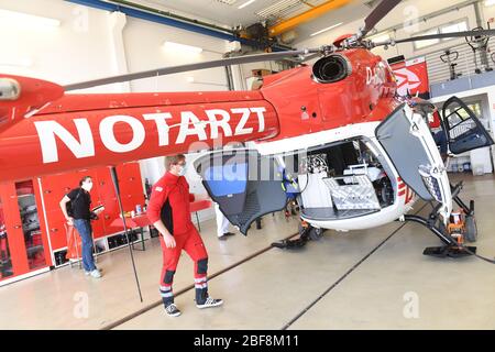 Greifswald, Deutschland. April 2020. Der Rettungshubschrauber vom Typ Airbus Helicopters H145 der Deutschen Rettungsflugwacht (DRF) befindet sich im Hangar auf dem Flugplatz der Luftrettungsstation vor dem Universitätskrankenhaus. Als neuer 'Christoph 47' ersetzt die Maschine den bisherigen Hubschraubertyp. Der neue Hubschrauber soll ab dem 24. April eingesetzt werden. Quelle: Stefan Sauer/dpa/Alamy Live News Stockfoto