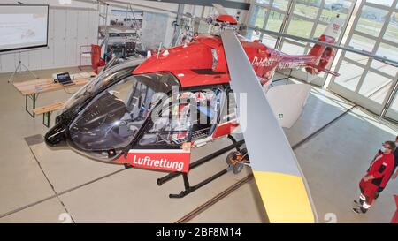 Greifswald, Deutschland. April 2020. Der Rettungshubschrauber vom Typ Airbus Helicopters H145 der Deutschen Rettungsflugwacht (DRF) befindet sich im Hangar auf dem Flugplatz der Luftrettungsstation vor dem Universitätskrankenhaus. Als neuer 'Christoph 47' ersetzt die Maschine den bisherigen Hubschraubertyp. Der neue Hubschrauber soll ab dem 24. April eingesetzt werden. Quelle: Stefan Sauer/dpa/Alamy Live News Stockfoto