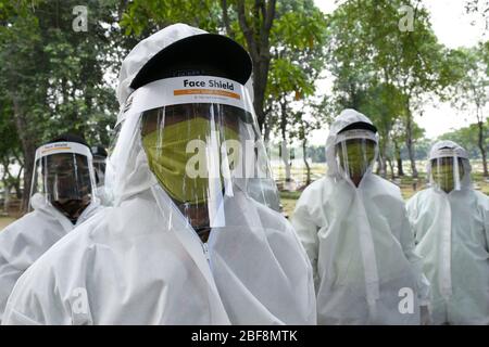 Jakarta, Indonesien. April 2020. Indonesische Bestattungsarbeiter tragen Gesichtsschutzschilde auf dem Pondok Rangon Friedhof in Jakarta, Indonesien, 17. April 2020. Die indonesische Regierung meldete am Freitag 24 neue Todesfälle von COVID-19, was die Gesamtzahl der Todesfälle im Land auf 520 erhöht hat, den höchsten in Südostasien. Bisher gab es 407 neue bestätigte Fälle, so dass die Gesamtzahl der Infektionen auf 5,923 Fälle kam. Kredit: Dasril Roszandi/Xinhua/Alamy Live News Stockfoto