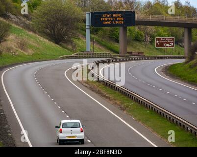 East Lothian, Schottland, Großbritannien, 17. April 2020. Covid-19 Sperrung auf der A1: Als das Land in die zweite Phase der angekündigten Verlängerung der Sperrmaßnahmen eintritt, ist die normalerweise verkehrsreiche A1-Schnellstraße, die Schottland mit England verbindet, fast menschenleer und mit sehr wenig Verkehr außer denen, die auf wesentlichen Reisen unterwegs sind. Eine Überkopfportal hat die Pandemiemeldung Bleib sicher, schütze NHS, Save Lives Stockfoto