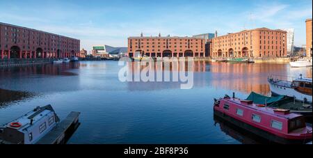 Liverpool, Merseyside, UK - 25. Februar 2019: Panorama von Albert Dock an einem warmen Wintertag mit blauem Himmel Stockfoto