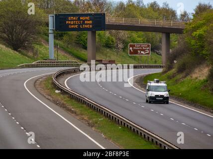 East Lothian, Schottland, Großbritannien, 17. April 2020. Covid-19 Sperrung auf der A1: Als das Land in die zweite Phase der angekündigten Verlängerung der Sperrmaßnahmen eintritt, ist die normalerweise verkehrsreiche A1-Schnellstraße, die Schottland mit England verbindet, fast menschenleer und mit sehr wenig Verkehr außer denen, die auf wesentlichen Reisen unterwegs sind. Eine Überkopfportal hat die Pandemiemeldung Bleib sicher, schütze NHS, Save Lives Stockfoto
