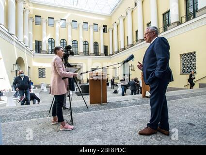 München, Bayern, Deutschland. April 2020. Displays der Arbeitsabstände müssen Medienvertreter nun während der Coronavirus-Krise beobachten. JOACHIM HERRMANN, Innenminister Bayerns. Der Bericht des Bayerischen Verfassungsschutzberichts von 2019-2020 wurde veröffentlicht und beschreibt die Bedrohungen für den Staat Bayern. Quelle: ZUMA Press, Inc./Alamy Live News Stockfoto