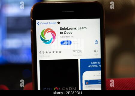 Los Angeles, Kalifornien, USA - 16 April 2020: SoloLearn Lernen Sie das Logo auf dem Bildschirm zu codieren Nahaufnahme. App Store-Symbol auf dem Display des Telefons mit verschwommenen Stockfoto
