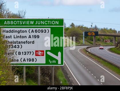 East Lothian, Schottland, Großbritannien, 17. April 2020. Covid-19 Sperrung auf der A1: Als das Land in die zweite Phase der angekündigten Verlängerung der Sperrmaßnahmen eintritt, ist die normalerweise verkehrsreiche A1-Schnellstraße, die Schottland mit England verbindet, in der Nähe von Haddington fast menschenleer und hat nur sehr wenig Verkehr außer denen, die auf wichtigen Reisen sind. Eine Überkopfportal hat die Pandemiemeldung Bleib sicher, schütze NHS, Save Lives Stockfoto