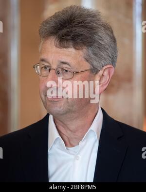 München, Deutschland. April 2020. Michael Piazolo (Freier Wähler), Kulturminister Bayerns, kommt vor Beginn der Bayerischen Kabinettssitzung in die Staatskanzlei. Um mehr Abstand zueinander zu halten, findet die Kabinettssitzung im großen Kuppelsaal der Bayerischen Staatskanzlei statt. Im Mittelpunkt des Treffens steht die Corona-Krise. Kredit: Sven Hoppe/dpa/Alamy Live News Stockfoto