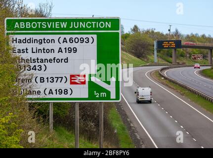East Lothian, Schottland, Großbritannien, 17. April 2020. Covid-19 Sperrung auf der A1: Als das Land in die zweite Phase der angekündigten Verlängerung der Sperrmaßnahmen eintritt, ist die normalerweise verkehrsreiche A1-Schnellstraße, die Schottland mit England verbindet, in der Nähe von Haddington fast menschenleer und hat nur sehr wenig Verkehr außer denen, die auf wichtigen Reisen sind. Eine Überkopfportal hat die Pandemiemeldung Bleib sicher, schütze NHS, Save Lives Stockfoto
