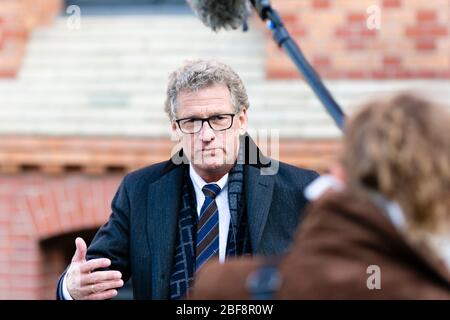 Kiel, Deutschland. April 2020. Bernd Bucholz (FDP), Minister für Wirtschaft, Verkehr, Arbeit, Technologie und Tourismus in Schleswig-Holstein, spricht mit Journalisten. Quelle: Frank Molter/dpa/Alamy Live News Stockfoto