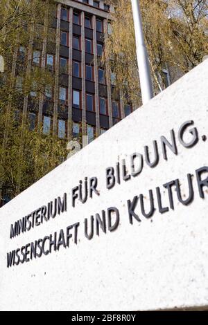 Kiel, Deutschland. April 2020. Vor dem Gebäude der Regierungsbehörde in der Brunswiker Straße befindet sich ein Stein mit der Aufschrift "Ministerium für Bildung, Wissenschaft, Kultur". Quelle: Frank Molter/dpa/Alamy Live News Stockfoto