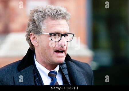 Kiel, Deutschland. April 2020. Bernd Bucholz (FDP), Minister für Wirtschaft, Verkehr, Arbeit, Technologie und Tourismus in Schleswig-Holstein, spricht mit Journalisten. Quelle: Frank Molter/dpa/Alamy Live News Stockfoto