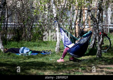 Berlin, Deutschland. April 2020. Eine Mutter entspannt sich mit ihrer Tochter in einer Hängematte im Mauerpark. Quelle: Fabian Sommer/dpa/Alamy Live News Stockfoto