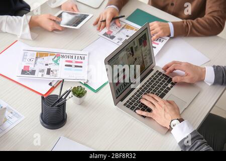 Junge Leute, die einen Kurs in Innenarchitektur besuchen Stockfoto