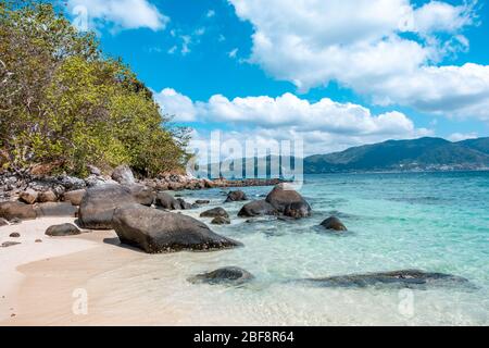 Paradise Beach, Phuket / Thailand - 14. Januar 2020: Paradise Beach ist der beliebteste Strand in Phuket, Thailand Stockfoto