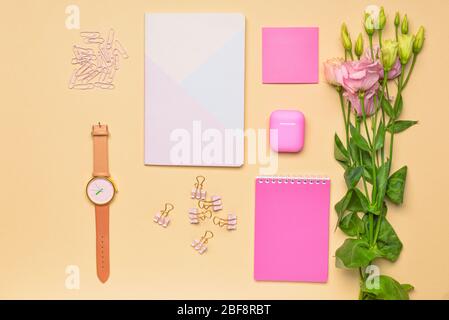 Set von Schulbedarf mit Uhr auf farbigem Hintergrund Stockfoto