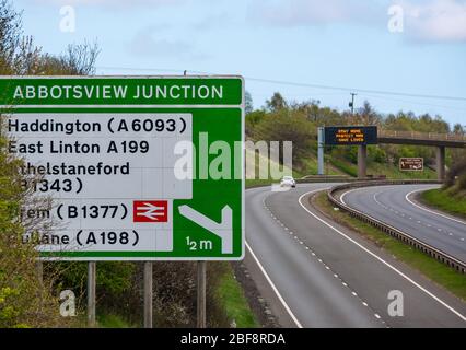 East Lothian, Schottland, Großbritannien, 17. April 2020. Covid-19 Sperrung auf der A1: Als das Land in die zweite Phase der angekündigten Verlängerung der Sperrmaßnahmen eintritt, ist die normalerweise verkehrsreiche A1-Schnellstraße, die Schottland mit England verbindet, in der Nähe von Haddington fast menschenleer und hat nur sehr wenig Verkehr außer denen, die auf wichtigen Reisen sind. Eine Überkopfportal hat die Pandemiemeldung Bleib sicher, schütze NHS, Save Lives Stockfoto