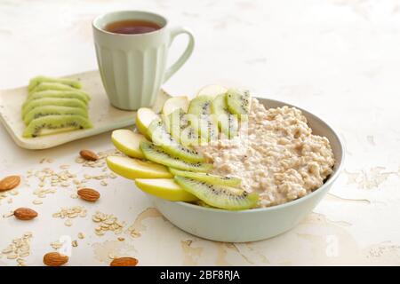 Schüssel mit leckerem süßem Haferbrei auf Tisch Stockfoto