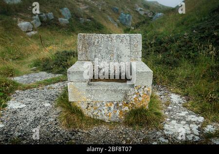 Die steinerne Thronskulptur im Tout Quarry Nature Reserve and Sculpture Park, Portland, Weymouth, Dorset, England, Großbritannien Stockfoto