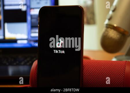 Los Angeles, Kalifornien, USA - 16. April 2020: TikTok Logo auf dem Bildschirm Nahaufnahme. App Store-Symbol auf dem Display des Telefons sichtbar, illustrative Editorial Stockfoto