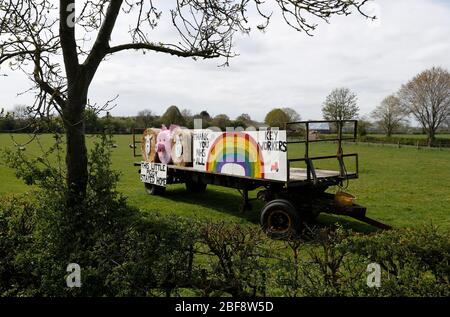 Kibworth Beauchamp, Leicestershire, Großbritannien. April 2020. Eine Hommage an NHS und Schlüsselarbeiter auf der Grundlage des Kinderreims ÒThis Little PiggyÓ steht auf der Beauchamp Grange Farm während der Sperrung der Coronavirus-Pandemie. Credit Darren Staples/Alamy Live News. Stockfoto