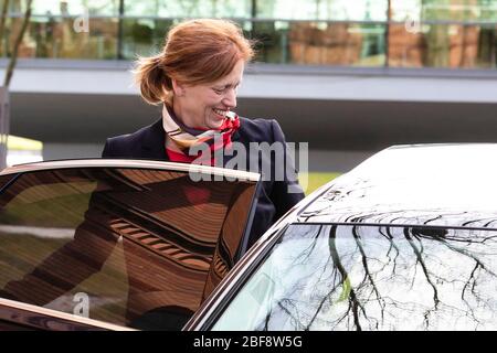 Kiel, Deutschland. April 2020. Karin Prien (CDU), Ministerin für Bildung, Wissenschaft und Kultur, steigt in ihren Dienstwagen ein. Quelle: Frank Molter/dpa/Alamy Live News Stockfoto