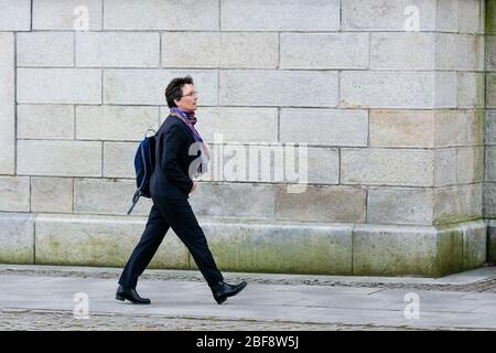 Kiel, Deutschland. April 2020. Monika Heinold (Bündnis 90/die Grünen), Finanzministerin Schleswig-Holsteins, kommt im Kieler landtag an. Quelle: Frank Molter/dpa/Alamy Live News Stockfoto