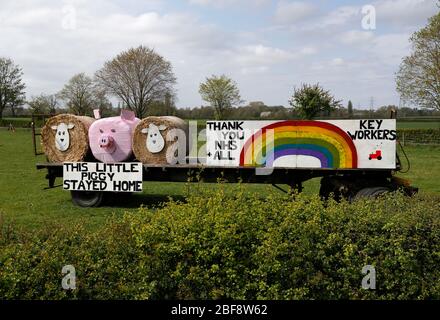 Kibworth Beauchamp, Leicestershire, Großbritannien. April 2020. Eine Hommage an NHS und Schlüsselarbeiter auf der Grundlage des Kinderreims ÒThis Little PiggyÓ steht auf der Beauchamp Grange Farm während der Sperrung der Coronavirus-Pandemie. Credit Darren Staples/Alamy Live News. Stockfoto