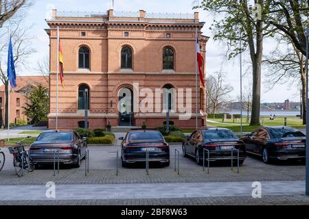 Kiel, Deutschland. April 2020. Vor dem Gästehaus "Haus B" der Landesregierung in Kiel stehen Firmenwagen von Regierungspolitikern. Quelle: Frank Molter/dpa/Alamy Live News Stockfoto