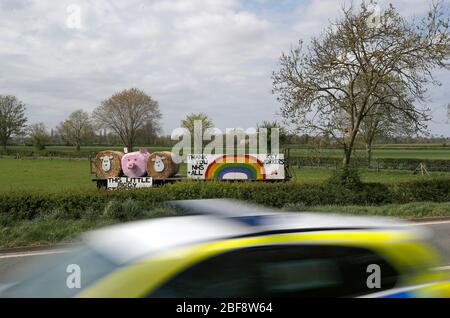 Kibworth Beauchamp, Leicestershire, Großbritannien. April 2020. Ein Notfallfahrzeug fährt eine Hommage an NHS und Schlüsselarbeiter auf der Grundlage des Kinderreims ÒThis Little PiggyÓ, der während der Sperrung der Coronavirus-Pandemie auf der Beauchamp Grange Farm steht. Credit Darren Staples/Alamy Live News. Stockfoto