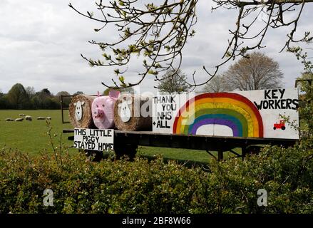 Kibworth Beauchamp, Leicestershire, Großbritannien. April 2020. Eine Hommage an NHS und Schlüsselarbeiter auf der Grundlage des Kinderreims ÒThis Little PiggyÓ steht auf der Beauchamp Grange Farm während der Sperrung der Coronavirus-Pandemie. Credit Darren Staples/Alamy Live News. Stockfoto