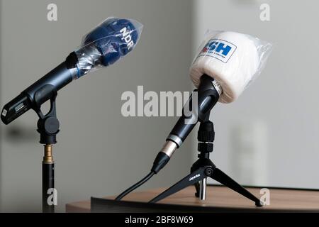 Kiel, Deutschland. April 2020. Zwei Mikrofone sind mit Kunststofffolie abgedeckt, um sie vor Kontamination zu schützen. Quelle: Frank Molter/dpa/Alamy Live News Stockfoto