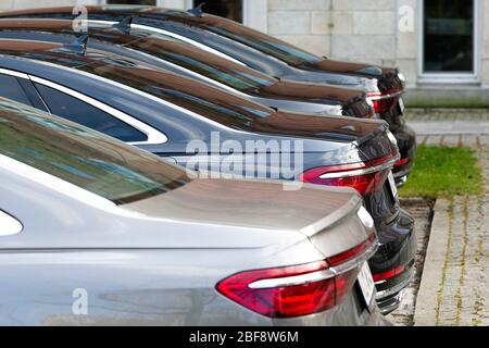 Kiel, Deutschland. April 2020. Auf einem Parkplatz vor dem Kieler landtag stehen Firmenwagen von Regierungspolitikern. Quelle: Frank Molter/dpa/Alamy Live News Stockfoto