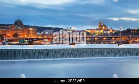 Prag. Panorama-Stadtbild von Prag, Hauptstadt der Tschechischen Republik, in der Dämmerung blaue Stunde. Stockfoto