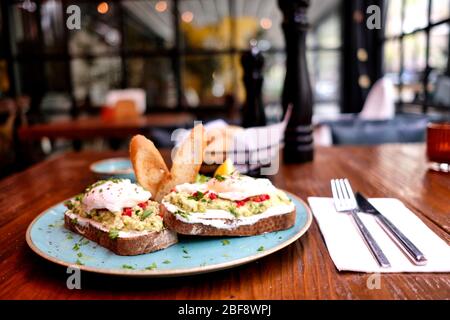 Traditioneller türkischer Tee auf Brot zum Frühstück und POIs Eier über Avocado. Traditioneller türkischer Tee und Frühstück. Stockfoto