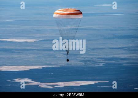 Zhezkazgan, Kasachstan. April 2020. Die Sojus MS-15-Sonde mit Expedition 62 Besatzungsmitgliedern NASA-Astronauten Andrew Morgan, Jessica Meir und Roskosmos Kosmonaut Oleg Skripochka driftet in einem abgelegenen Gebiet zurück zur Erde 17. April 2020 in der Nähe der Stadt Zhezkazgan, Kasachstan. Quelle: Andrey Shelepin/NASA/Alamy Live News Stockfoto