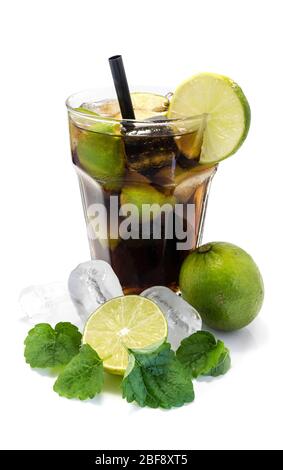 Cuba Libre Cocktail auf weißem Hintergrund Stockfoto