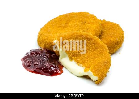 Gebackener Kamembert isoliert auf weißem Hintergrund Stockfoto