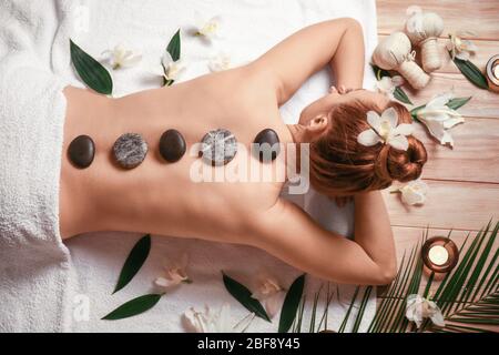 Schöne Frau, die sich im Spa-Salon entspannen kann Stockfoto